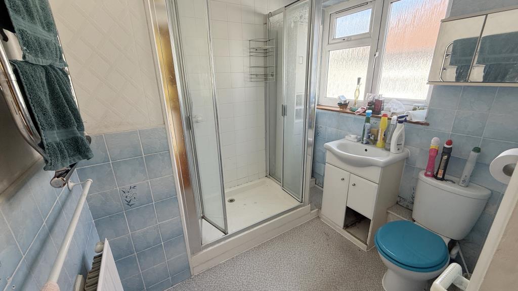 Lot: 140 - SEMI-DETACHED BUNGALOW FOR REFURBISHMENT - Internal image of shower room